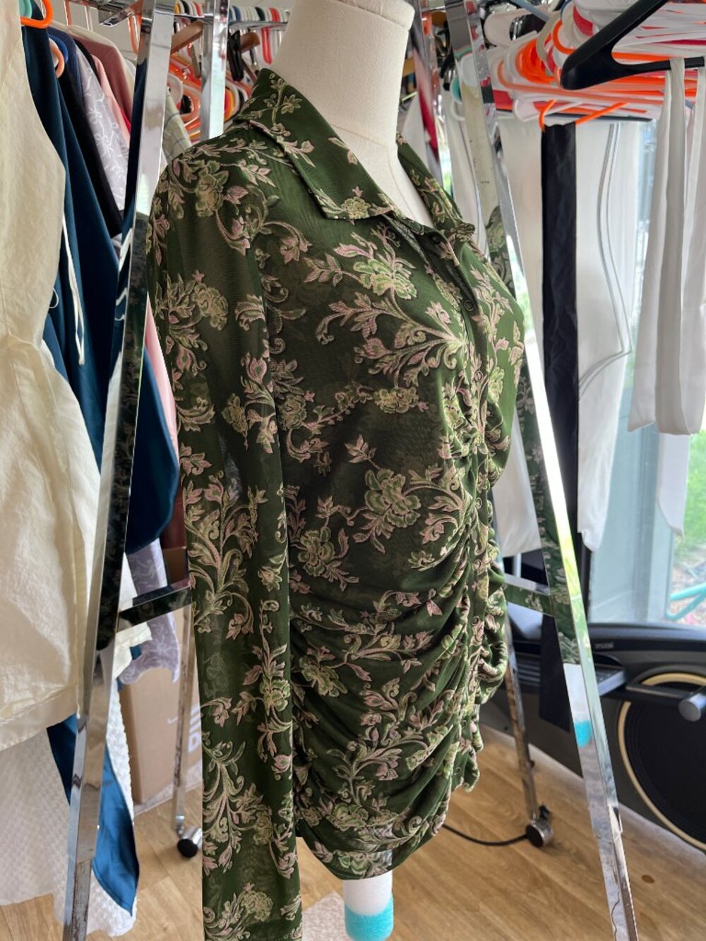 Susan Graver Printed Mesh Ruched Snap Front Top Green Floral S - Picture 8 of 12